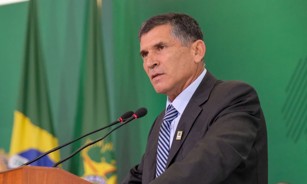 General Santos Cruz é internado em UTI de Brasília