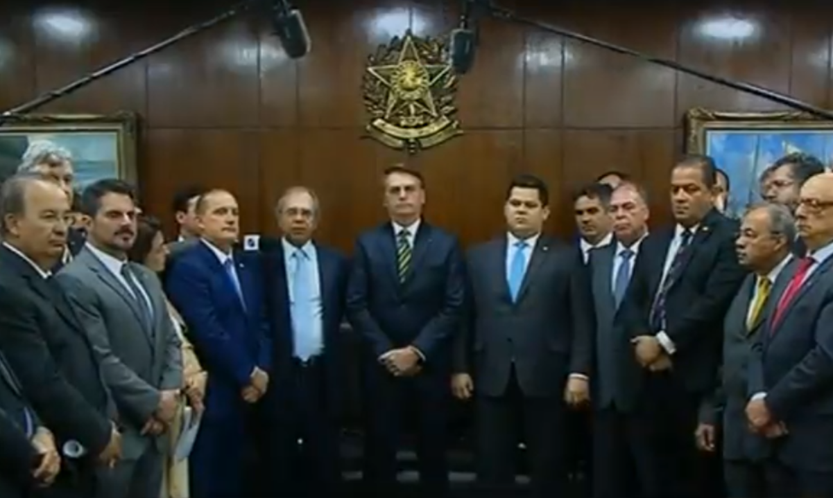 Os ministros Onyx Lorenzoni e Paulo Guedes, o presidente da República, Jair Bolsonaro, e o presidente do Senado Federal, Davi Alcolumbre. (Foto: Reprodução/TV Senado) 