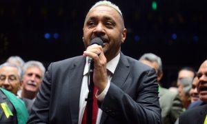 Tiririca é investigado pelo Ministério Público por viagens ao Ceará