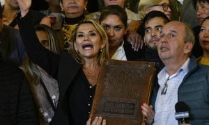 Quem é a senadora que assumiu a presidência da Bolívia com a Bíblia na mão