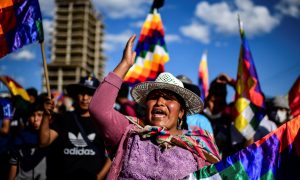 Seguidores de Morales protestam na Bolívia, onde a Igreja pede diálogo