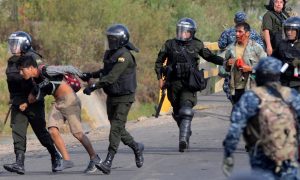 Confrontos entre manifestantes e militares deixam três mortos na Bolívia