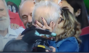 Lula sai da prisão, apresenta namorada e sela liberdade com beijo