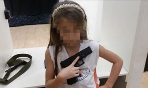 Deputado do PSL posta foto de filha com pistola automática na mão
