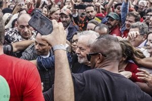 A reentrada de Lula no Brasil: sei que estás em festa, pá