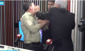 Augusto Nunes agride Glenn Greenwald em entrevista ao vivo; assista