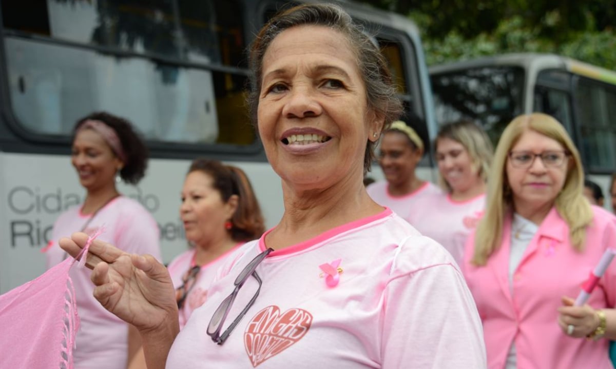 Mulheres fazem passeata pela conscientização do câncer de mama no Rio de Janeiro, em 2017. (Foto: Tânia Rêgo / Agência Brasil)  