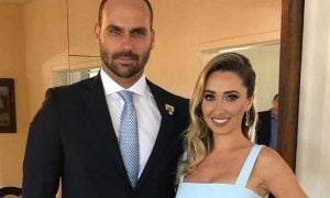 Esposa de Eduardo Bolsonaro diz que passa ‘perrengue’ com 33 mil do marido