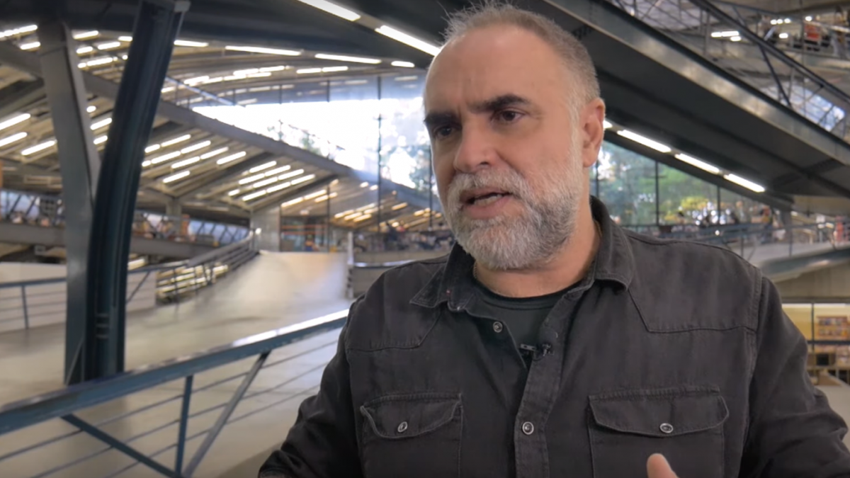 Diretor Karim Aïnouz em entrevista à CartaCapital (Foto: Reprodução/Ravi Santana - CartaCapital)