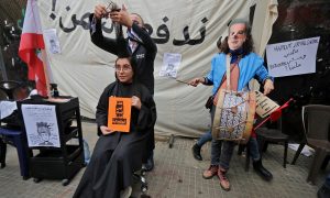 Contra desigualdade, libanesas cortam cabelo em frente a Banco Central