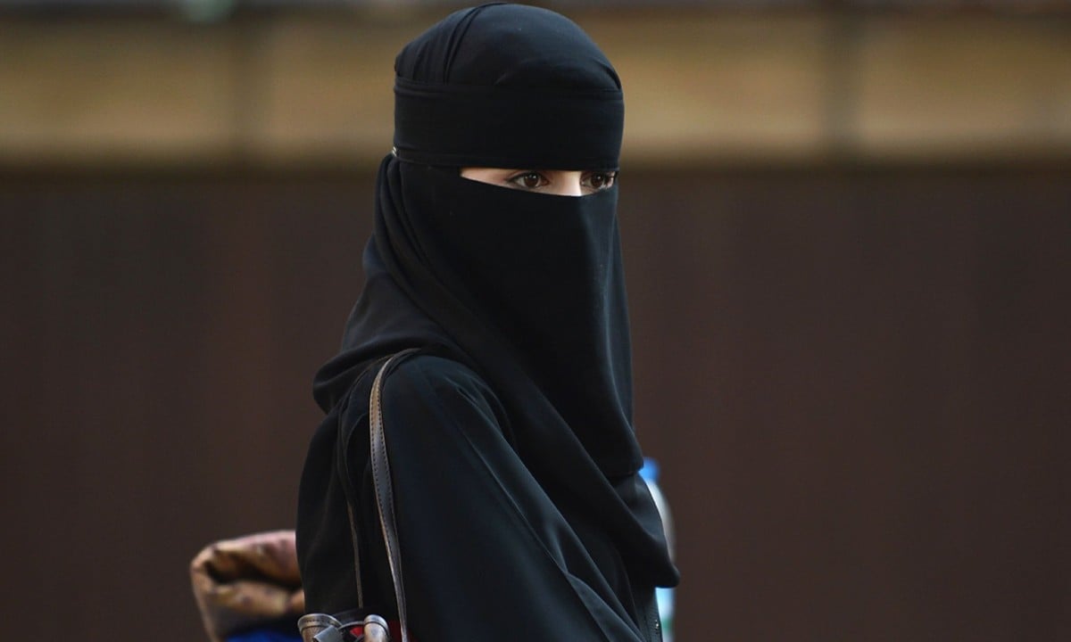 Mulheres sauditas são obrigadas a cobrir os cabelos, os braços e as pernas em público (Foto: Mojack Jutaily/ Creative Commons) 