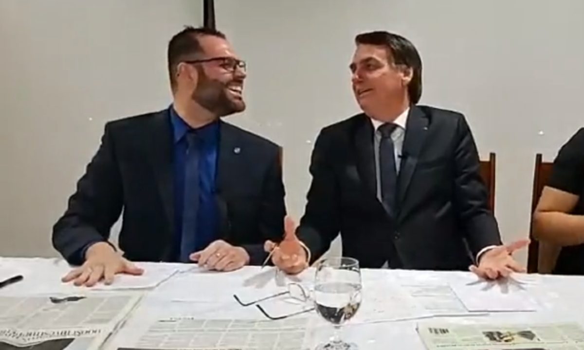 Jorge Seif Júnior e o presidente Jair Bolsonaro em transmissão ao vivo nas redes sociais (Foto: Reprodução)
