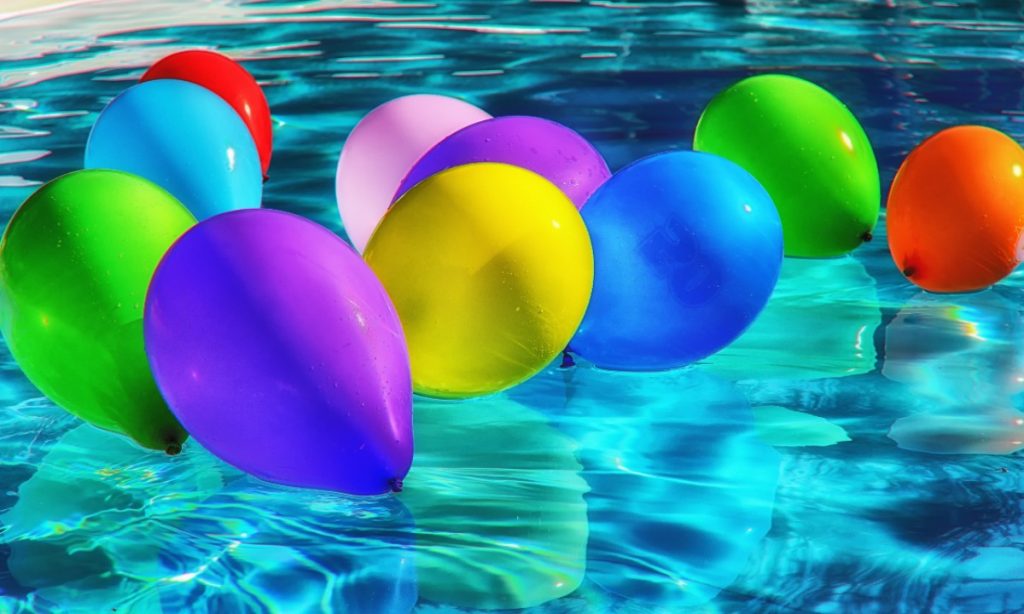 O dia em que as crianças brincaram de guerra de cocô na piscina do patrão