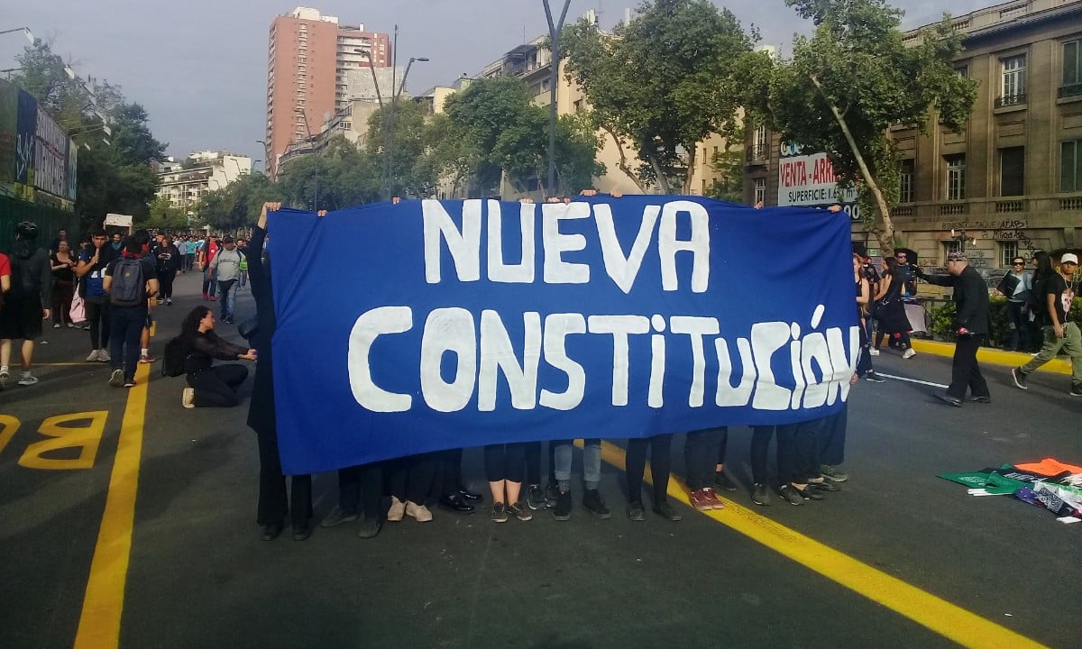 Manifestantes pedem nova Constituição durante protestos em Santiago (Foto: Augusto Diniz) 