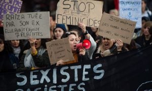 França aprova lei sobre uso de bracelete eletrônico contra feminicídio