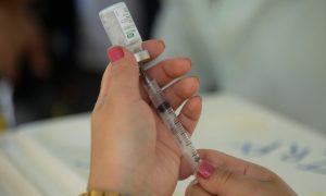 Pausa em testes de vacina é prática “extremamente frequente”
