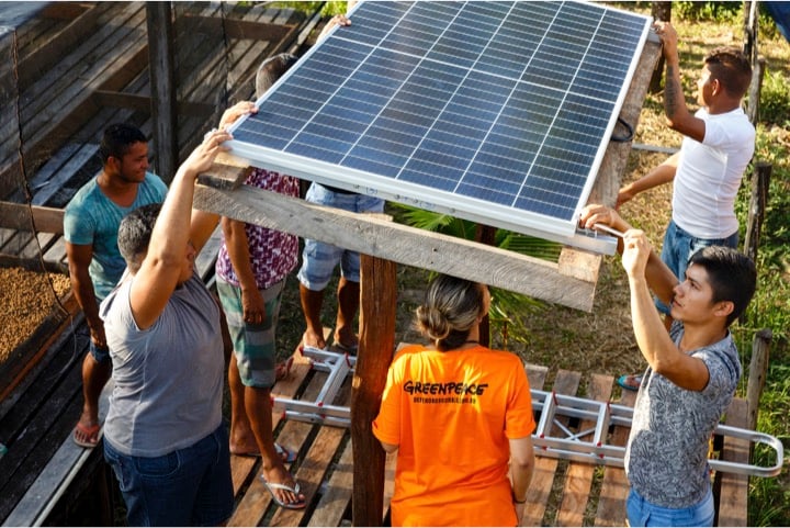 Voluntários e moradores instalam painéis de energia solar em região do Arquipélago de Bairinque, no Amapá (Foto: Reprodução/Greenpeace)