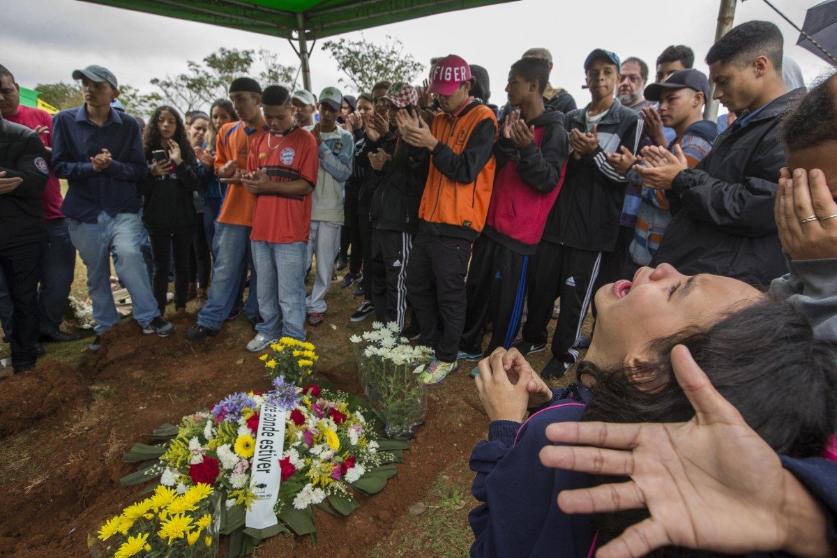 Embate. Moradores de Paraisópolis sepultam uma das jovens vítimas. O governo Doria defende a ação da polícia