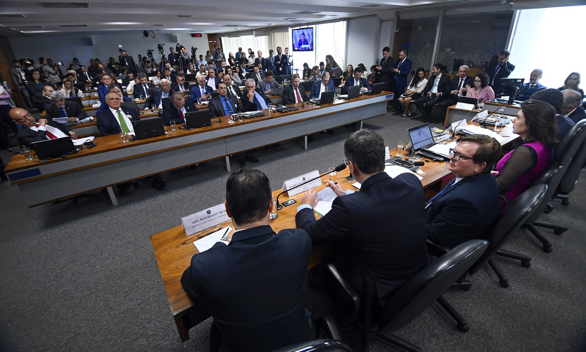 Alcolumbre trava há 5 meses projeto que barra ‘supersalários’ no serviço público
