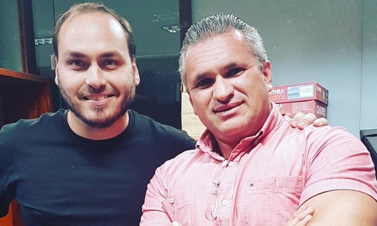 “Carluxa, tu é um merda”, responde deputado atacado por Carlos Bolsonaro