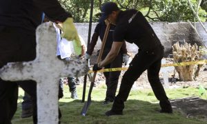 Colômbia exuma corpos de civis assassinados por militares