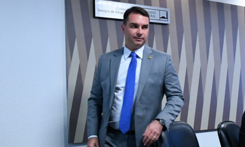 MP aponta Flávio Bolsonaro como chefe de organização criminosa