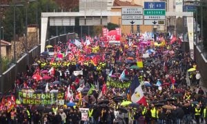 Na França, passeata contra reforma da Previdência é marcada por confrontos