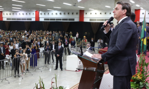 Bolsonaro sanciona lei que isenta igrejas de pagar ICMS por 15 anos