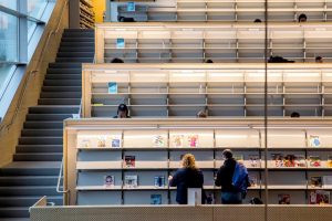 Biblioteca custa milhões de dólares, mas ignora a questão da acessibilidade