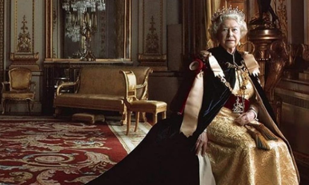 Os solavancos da vida real e da política não afetam a realeza britânica