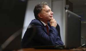 MP pede a condenação de Álvaro Dias por divulgar pesquisa sem registro