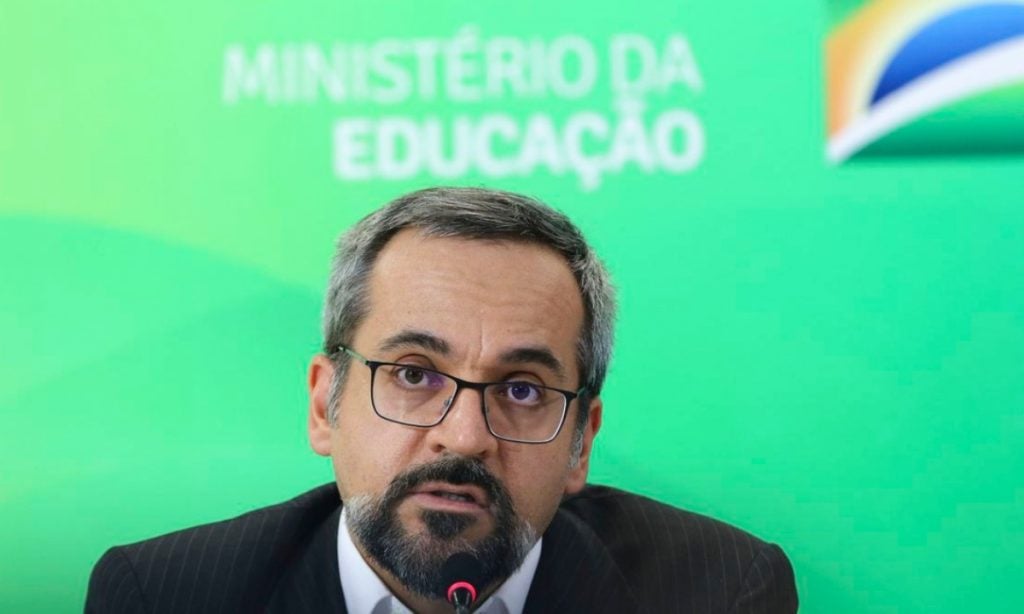 Ministro da Educação comete novo erro ortográfico e escreve impressionante com ‘c’