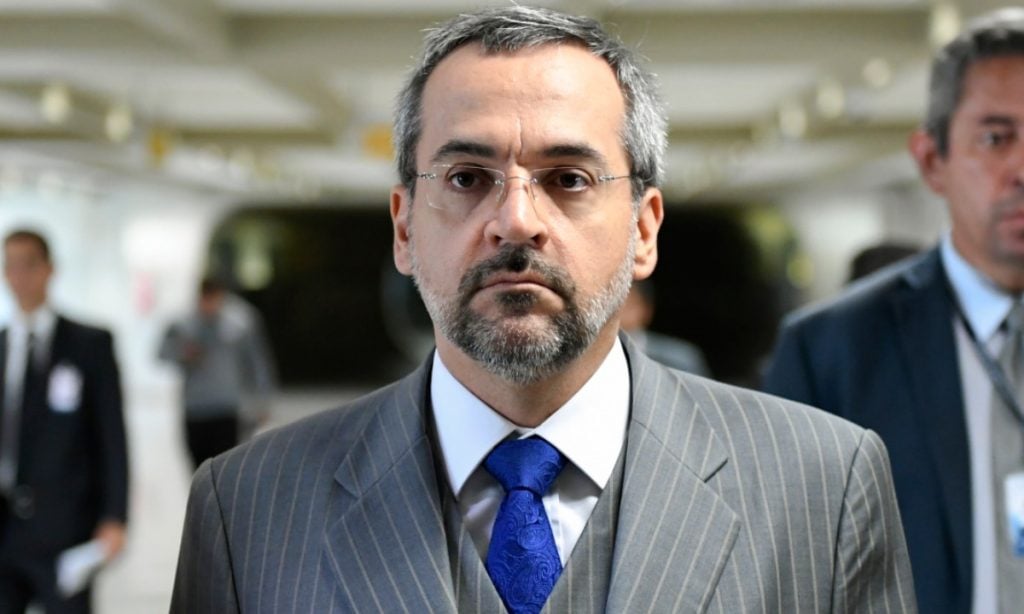 Antes de deixar Ministério, Weintraub revoga portaria sobre política de cotas na pós-graduação