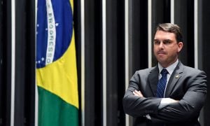 “Queiroz nunca depositou dinheiro na conta da minha esposa”, diz Flávio Bolsonaro