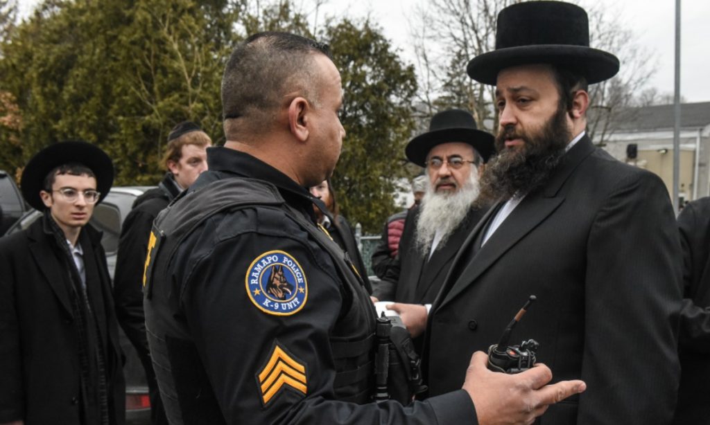 Ataque com faca durante festa judaica deixa 5 feridos nos EUA