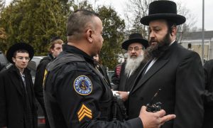 Ataque com faca durante festa judaica deixa 5 feridos nos EUA