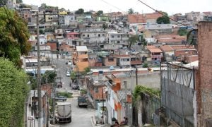 Na favela, o trenó do Papai Noel passa reto