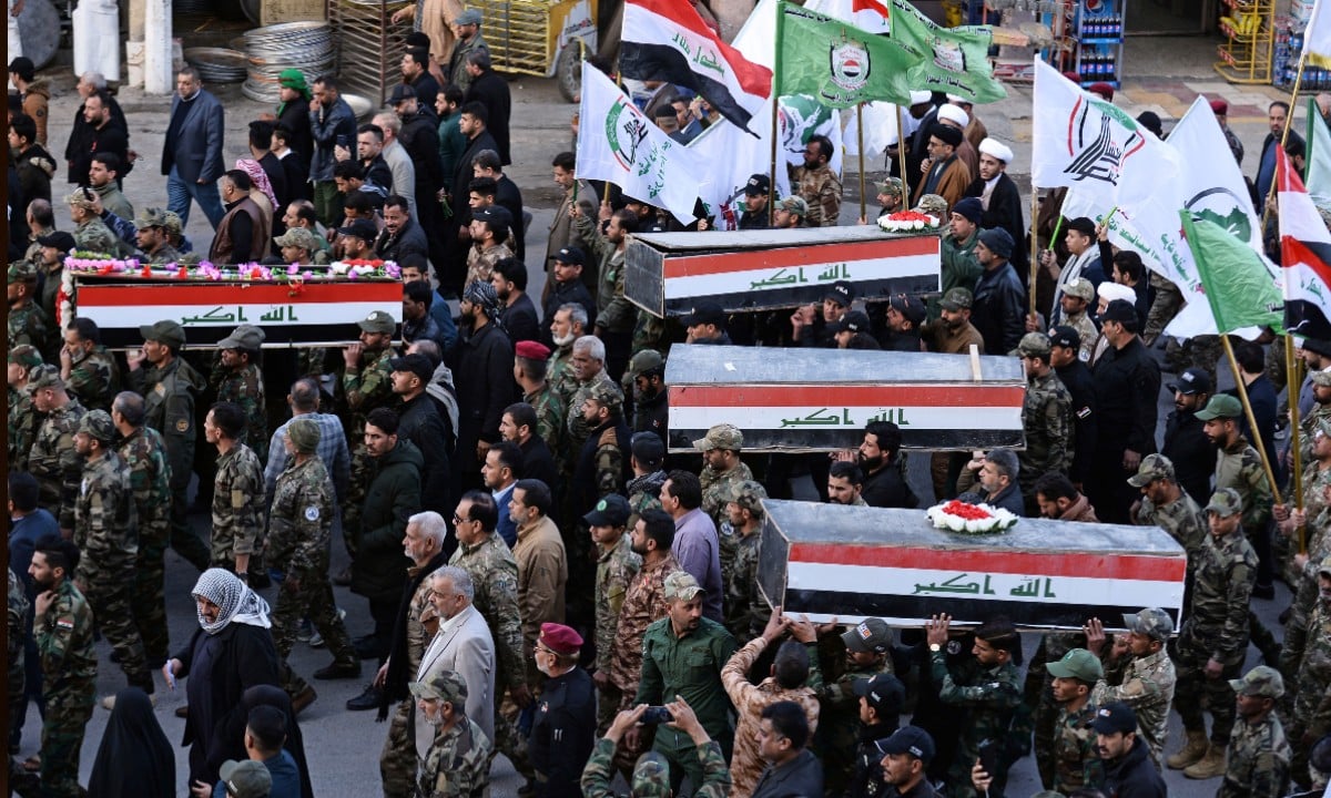 Iraquianos fazem o funeral das vítimas do ataque americano contra bases da resistência islâmica no Iraque (Foto: Haidar HAMDANI / AFP) 