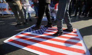 Manifestantes invadem embaixada dos EUA em Bagdá em resposta a ataque
