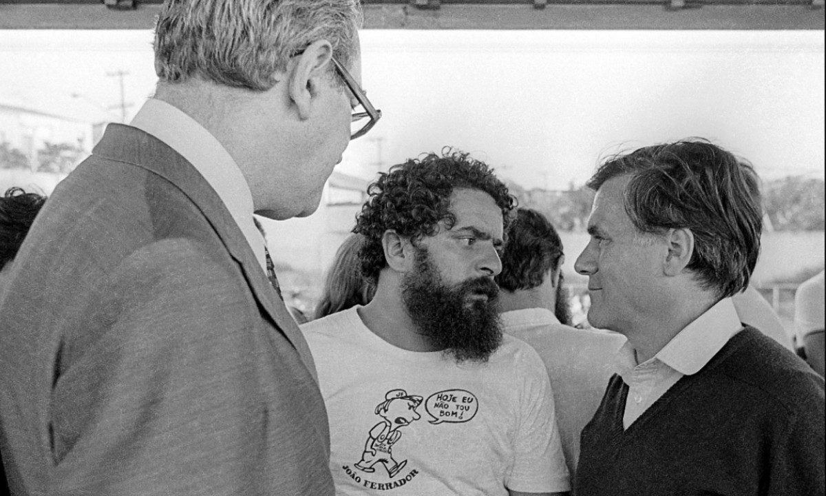 Mino leva Raymundo Faoro, aquele que nos ensinou a entender o Brasil, ao palanque de Lula durante a greve de 1980. Foto: Juca Martins/Olhar Imagem