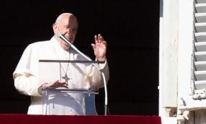 Papa pede que famílias recolham celulares e voltem a se comunicar
