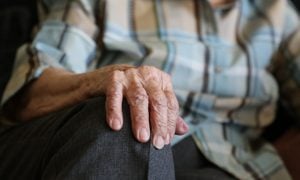 Cuidadoras de idosos enfrentam abusos e riscos na pandemia de coronavírus