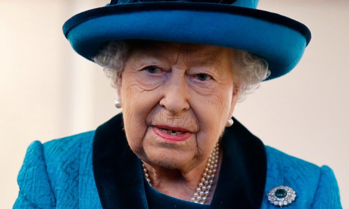 Rainha Elizabeth II está com Covid-19 e sintomas ‘leves’