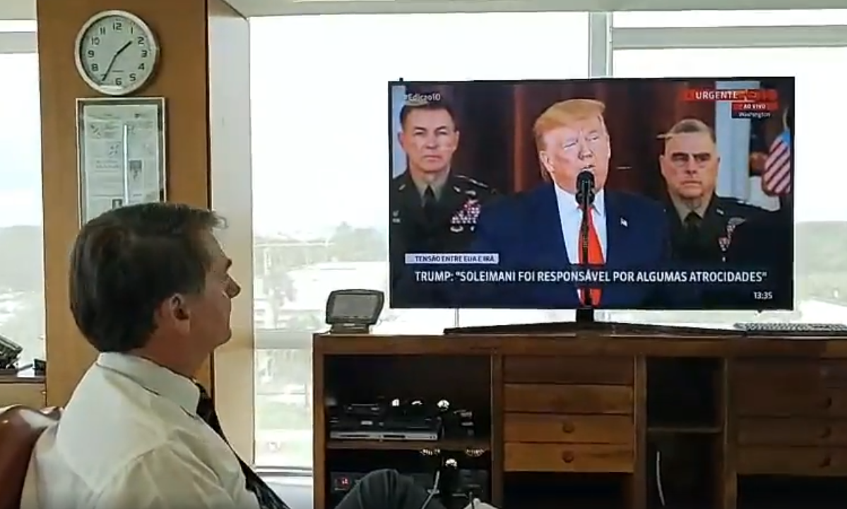 Bolsonaro faz live para assistir a discurso de Trump e critica Lula