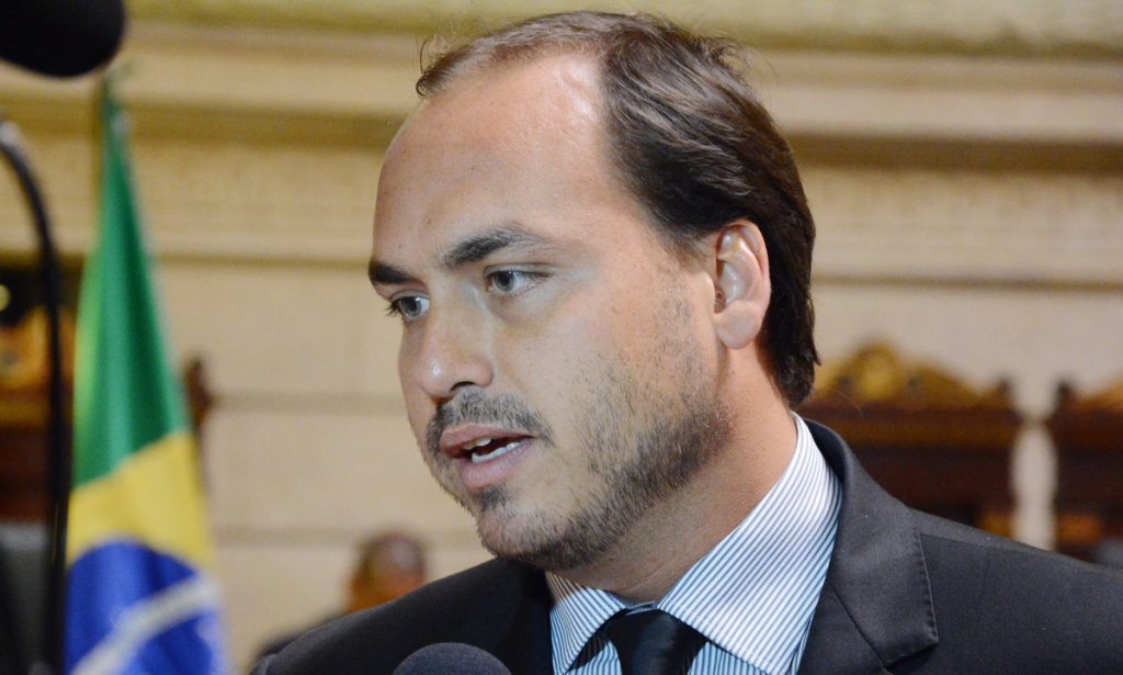 Laudo comprova prática de ‘rachadinha’ no gabinete de Carlos Bolsonaro, diz jornal