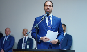 Eduardo Bolsonaro ataca PCdoB e deputado reage: