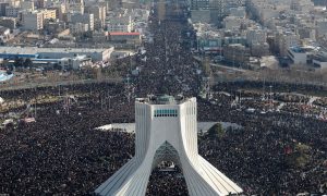 Maré humana em Teerã pede vingança durante funeral de Soleimani