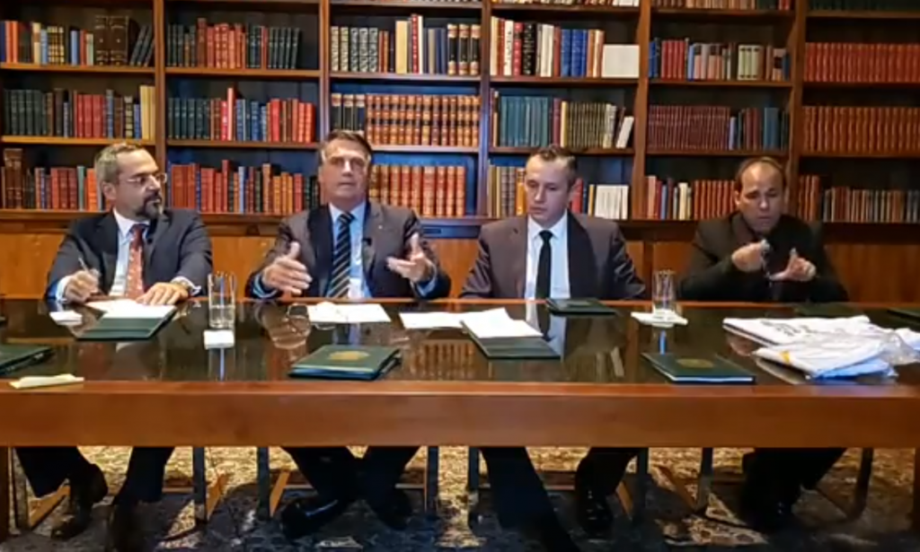Advogados entram com representação contra Roberto Alvim no MPF