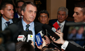 Bolsonaro defende “direito” de Trump de deportar brasileiros dos EUA