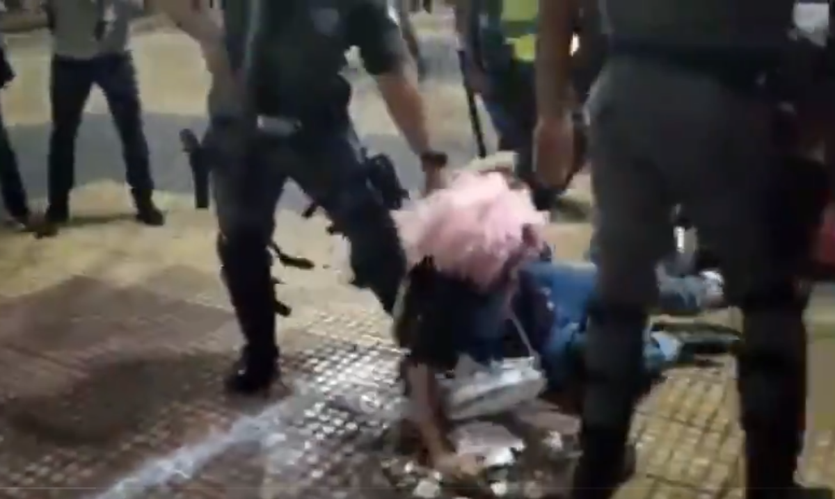 Manifestante é arrastada pela PM durante protesto. Foto: Reprodução/Twitter 